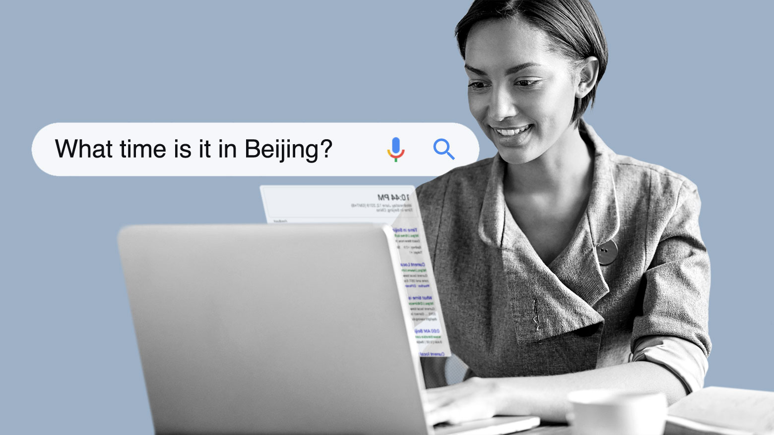 Person, die auf einem Laptop die Suchanfrage „Wie spät ist es in Peking“ eingibt.